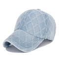 Nahaufnahme der hellblauen Denim-Baseballkappe mit gestepptem Rautenmuster und Distressed-Look - Verstellbar / Hellblau