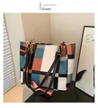 Nahaufnahme der geometrischen Colorblock-Einkaufstasche mit goldener Kette und Canvas - Grün