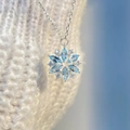 Collier avec pendentif flocon de neige bleu ciel et diamants étincelants sur argent - Flocon de neige bleu