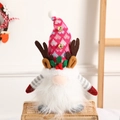 Gnomo de Navidad tejido en rosa con astas de reno y una campana dorada en el gorro - Gnomo de Astas Rosas / Rosa
