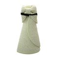 Dettaglio pieghevole di una visiera parasole in paglia beige con fiocco nero chic - M(56-58cm) / Bianco latte