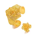 Detail von goldenem filigranem Armreif und Ring-Set mit aufwendiger Rosenstruktur - Muster 1 (Rosenblüten)