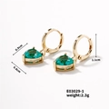 Elegantes pendientes de corazón dorados con circonitas verde esmeralda y cierre - Corazón Verde Esmeralda (E03029-1)
