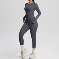 Détail de l'ensemble de yoga gris foncé avec poche latérale sur le legging taille haute - Gris Graphite