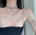 Nahaufnahme der mehrlagigen Silberhalskette mit einem großen Tropfenanhänger aus Strass - Silberne Zweilagige Wassertropfen-Anhänger Choker