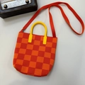 Vue détaillée du sac à main tricoté à damier rouge et orange avec poignée jaune et sangle - 16cmx20cm / Orange