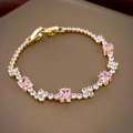 Elegante gouden tennisarmband met vierkante roze edelstenen en witte zirkonia - Goud-Roze