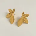 Minimalist leaf-shaped earrings with triple-petal design in polished golden finish - Three-lobe Leaf Style (KDE2595) / Gold