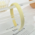 Serre-tête en peluche jaune clair sur un support acrylique pour un style minimaliste - Jaune clair