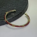 Bracciale rigido in pelle intrecciata rossa con accenti dorati su pietra nera - Rosso