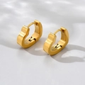 Detalle de pendientes de aro en forma de corazón de acero de titanio dorado con cierre - Oro de 18K