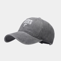 Dettaglio del cappello in cotone lavato con testo bianco e croce religiosa stampata - Regolabile / Grigio