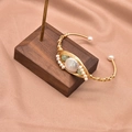 Pulsera dorada de perlas barrocas de agua dulce con cuentas verdes y diseño trenzado - Brazalete abierto de perlas blancas y jade