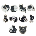 Vista macro dettagliata di 10 ciondoli di Halloween in smalto bianco e nero con bordi dorati - Set 10pz Ciondoli Smalto Gatti Bianchi e Neri