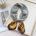 Foulard en soie avec rayures noires et motifs géométriques dorés dans un cadre - Rayures Géométriques Jaune