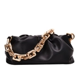 Bolso nube negro mate con cadena dorada gruesa y diseño de pliegues suaves - Negro