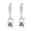 Orecchini a sospensione bimba in argento con cristalli bianchi e blu su sfondo bianco - Ragazzo Platino Zircone Blu