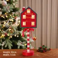Insegna LED Santa Stop Here in legno da 32cm con casetta rossa e palo a righe - Casa