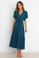Detalle de vestido largo azul oscuro con cuello en V, mangas de volantes y falda de capas - Verde Oscuro
