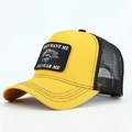 Cappellino trucker vintage giallo e nero con una patch da pesca divertente e unica - Regolabile / Giallo
