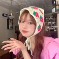 Bandana triangle fraise fait main au crochet avec feuilles vertes et liens à nouer - Fraise Blanche