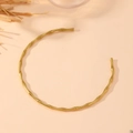 Detalle de una gargantilla dorada con diseño de bambú sobre un fondo estético natural - Gargantilla de Bambú (S601) / Dorado