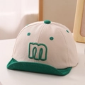 Detalle de gorra de algodón para bebé con bordado de letra M y visera suave - 50cm (1-3 años) / Verde