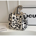 Borsa tote in tela capiente con stampa mucca bianca e nera e targhetta in pelle - Stampa mucca