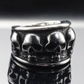 Vista detallada de un anillo de acero vintage con relieves góticos de calaveras en 3D - US 11 / Color Acero