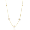 Collana a catena dorata con fiori di perle bianche e perline su sfondo bianco - Collana Margherita di Perle