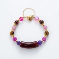 Pulsera bohemia hecha a mano con piedras naturales y cierre magnético de corazón dorado - A89 Serie Rojo Vino