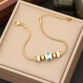 Détail du bracelet chaîne serpent dorée avec breloque œil bleu et perles scintillantes - Style Mauvais Œil à Perle Bleue et Blanche (6#)