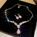 Set collana e orecchini in argento con zirconi a goccia in una scatola regalo nera - Set collana e orecchini d'argento