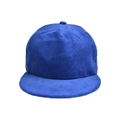 Detalle de la textura de pana azul marino en una gorra de béisbol con visera plana - Azul Real