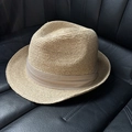 Dettaglio della trama in paglia beige del cappello fedora con nastro decorativo marrone - Stile con nastro kaki