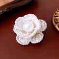 Macro di spilla a fiore in tweed bianco con perle su sfondo in pelle vintage - 47# Camelia con Bordo di Perle Bianche