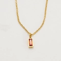 Détail d'un pendentif avec pierre de naissance rouge rectangulaire et chaîne dorée - Janvier / Rouge