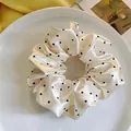 Chouchou en satin crème à pois noirs avec un design surdimensionné de 12 cm - Pois en satin / Blanc