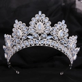 Dettaglio dei cristalli azzurri su una corona da sposa barocca argentata - Argento Spesso Strass Bianchi e Blu Jelly