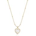 Collana dorata minimalista con ciondolo a cuore in madreperla bianca su sfondo bianco - Cuore / Oro