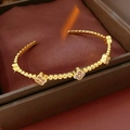 Detalle de brazalete de trébol chapado en oro 18k con circonitas rosas en caja de regalo - Estilo de Trébol de Circonita Rosa (Chapado en Oro) / Oro-Rosa
