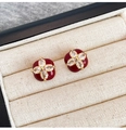 Eleganti orecchini a lobo in smalto rosso con fiore di zircone su base placcata in oro - Stile Fiore a Quattro Foglie Smaltato Rosso Vino (HE31098) / Oro-Rosso (Placcato oro vero)