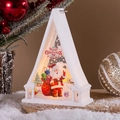 Weiße Weihnachtslaterne mit Weihnachtsmann und Schriftzug auf verschneitem Holzsockel - Weihnachtsmann