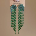 Détail de boucles d'oreilles franges vert émeraude avec monture dorée et pompons - Vert (Tige de boucle d'oreille en argent)