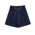 Nahaufnahme dunkelblaue Denim-Shorts mit schmalem braunem Gürtel und Goldkette - XS / Blaue Shorts