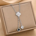 Collier trèfle argenté avec nacre et onyx noir présenté sur un écrin à bijoux - 8845-Argent