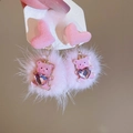 Dettaglio di orecchini a pompon rosa con ciondolo a forma di orso e ago in argento S925 - Rosa