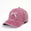 Dettaglio cappellino vintage in cotone lavato rosa con ricamo di fiocco bianco chic - Regolabile / Borgogna