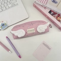 Vue détaillée de la trousse rose avec étoiles argentées et ailes d'ange blanches - Rose