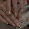 Faux ongles amande français avec base nude et design 3D doré métallisé profilé - Bord Doré Français Rose Nude (JP4201)